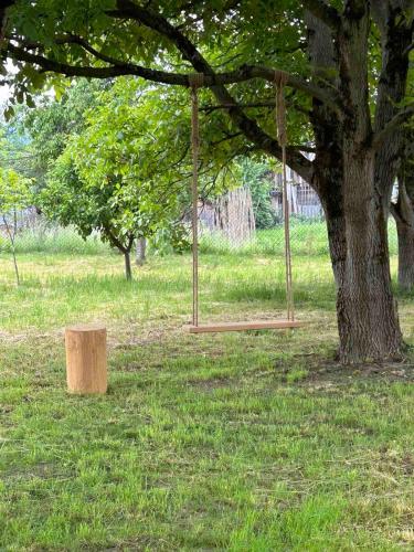 Ein Garten an der Unterkunft Kazkova khatynka