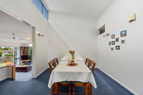 una sala da pranzo con tavolo e sedie di The Family Hub a Taupo
