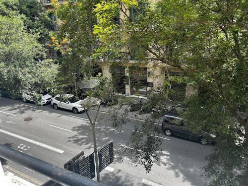 una vista aérea de una calle de la ciudad con coches aparcados en Hostal Muntaner, en Barcelona
