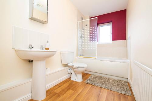 La salle de bains est pourvue d'un lavabo et de toilettes. dans l'établissement Durham 2-Bed Apartment, à Leamside