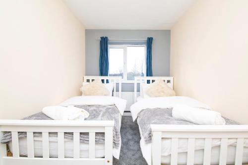 - 2 lits blancs dans une chambre avec fenêtre dans l'établissement Durham 2-Bed Apartment, à Leamside