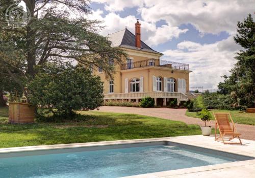 un domaine avec une piscine devant une maison dans l'établissement DOMAINE BERENGUER, à Ouches