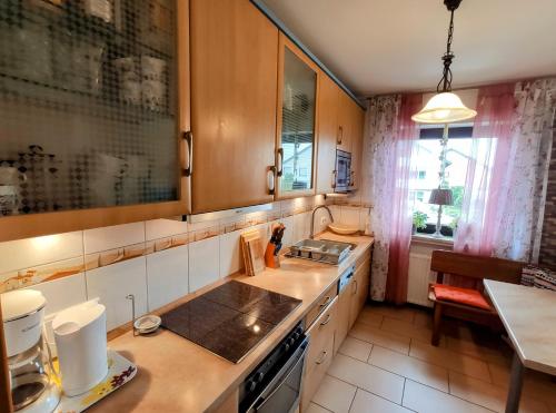 una cocina con fregadero y estufa en Erholungsapartment, en Bad Lippspringe