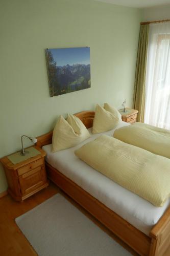 sypialnia z 2 łóżkami i oknem w obiekcie Apartment Neuhauser w mieście Kramsach
