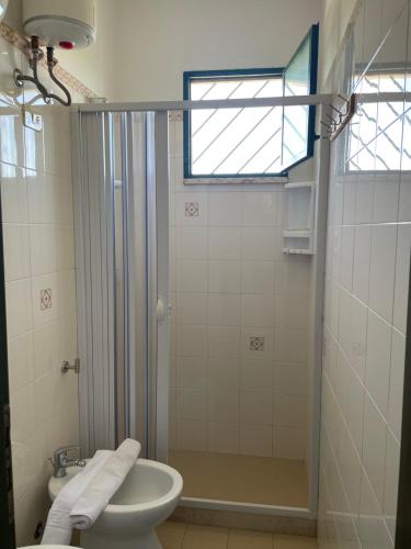 ein Bad mit einer Dusche, einem WC und einem Waschbecken in der Unterkunft Villa Dune in Campomarino
