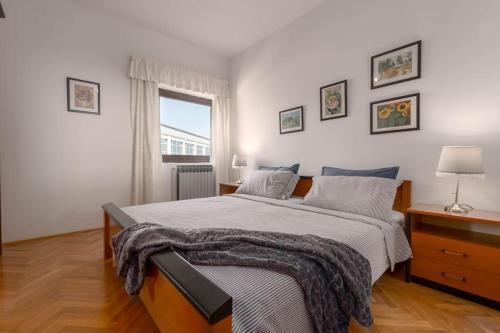 una camera con un grande letto e una finestra di Cosy apartment Greta a Kaštelir (Castellier)
