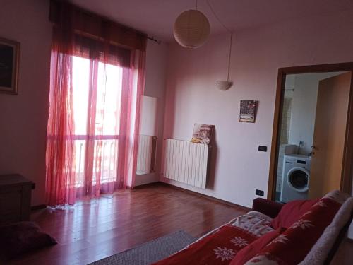 ein Wohnzimmer mit einem Sofa und einem Fenster in der Unterkunft Trilocale centrale in Seregno
