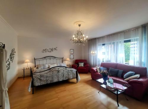 una sala de estar con una cama y un sofá en Erholungsapartment, en Bad Lippspringe