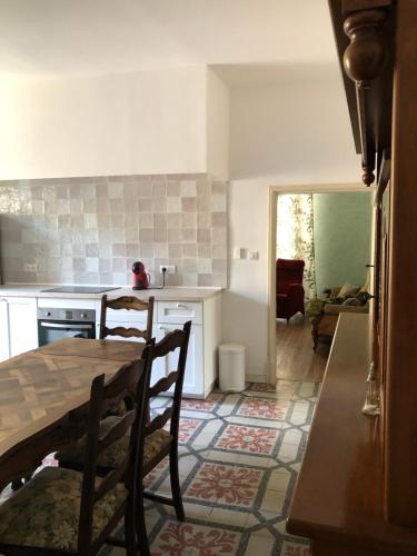 eine Küche mit einem Tisch und einem Esszimmer in der Unterkunft Manoir de Champvert in Les Vans