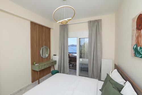 パレオ・ティフリキにあるCoral Suiteのベッドルーム(白いベッド1台、鏡付)