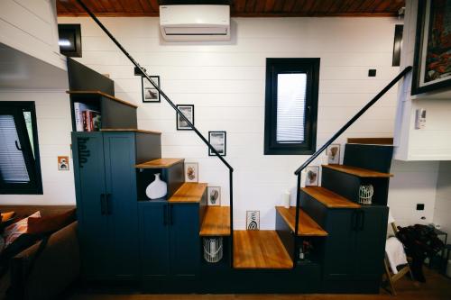 una escalera en una habitación con una escalera en Cappatiny House en Göreme