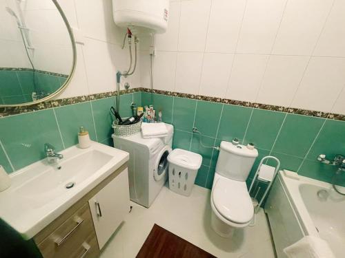 La salle de bains est pourvue de toilettes, d'un lavabo et d'un miroir. dans l'établissement SoleMare Apartment, à Budva