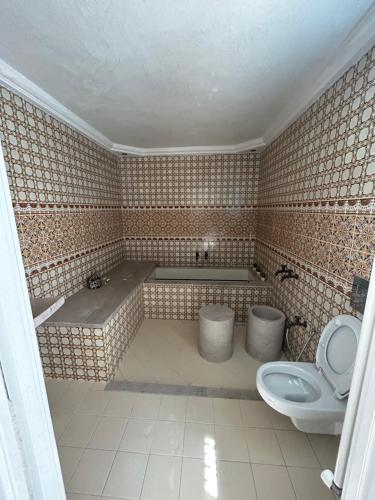 納布勒的住宿－Dar Kaba，带浴缸和卫生间的浴室。