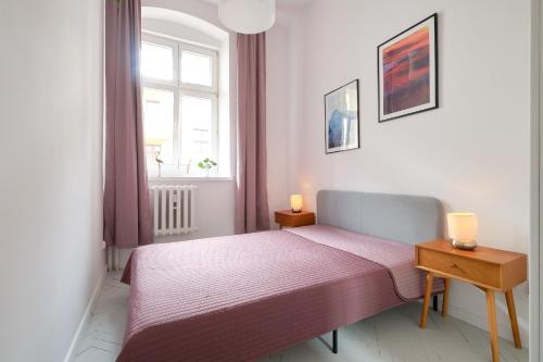 een kleine slaapkamer met een bed en een raam bij Plac Ratuszowy 50 - Old Town in Jelenia Góra