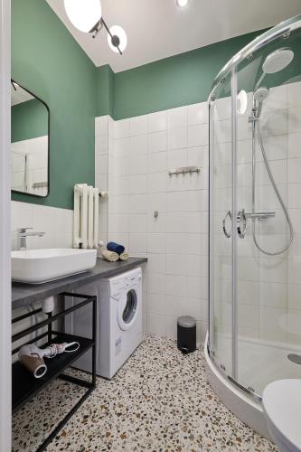a bathroom with a sink and a washing machine at Plac Ratuszowy 50 - Old Town - 2 Sypialnie i Salon in Jelenia Góra