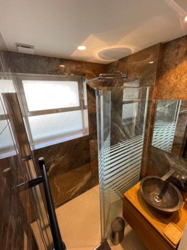 e bagno con doccia in vetro. di 06AO - Superbe appartement avec vue mer exceptionnelle a Villeneuve-Loubet
