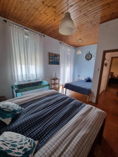 1 dormitorio con 2 camas y mesa en Villa Maria, en Koper