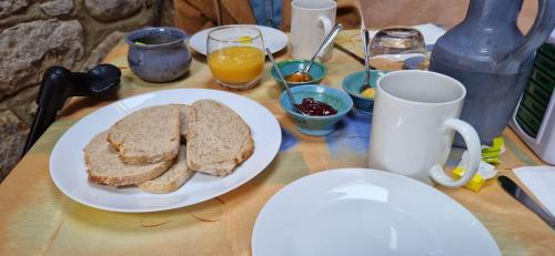 una mesa con dos rebanadas de pan en un plato en Les chambres du Montagut, en Saint-Sauveur-de-Montagut