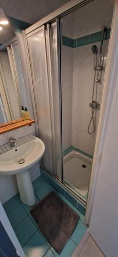 une salle de bain avec un lavabo et une douche dans l'établissement Les chambres du Montagut, à Saint-Sauveur-de-Montagut
