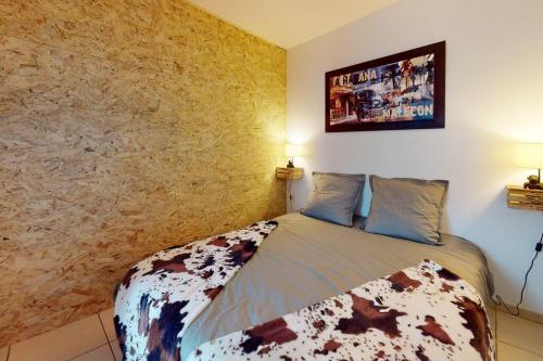 - une chambre avec un lit dans l'établissement Gîtes Casa No-Na, à Flayosc