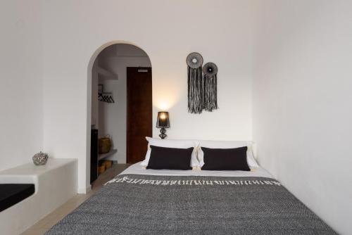 Una cama o camas en una habitación de Aegeeis