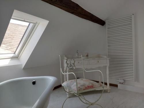 uma casa de banho com uma banheira, um lavatório e uma janela em Romantisches Ferienhaus in Moselnähe em Maring-Noviand