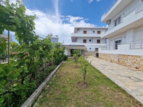 a garden in front of a building at Vila Duro in Ksamil