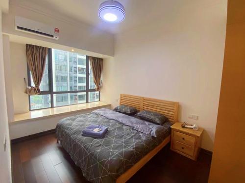 een slaapkamer met een bed en een raam bij TREX_Home And Hose Mangement in Johor Bahru