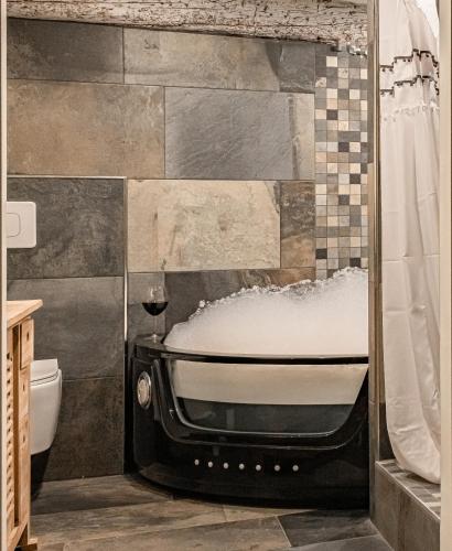 une salle de bain avec une baignoire, des toilettes et une douche dans l'établissement Duplex, jacuzzi, terrasse sur les toits, à Nice