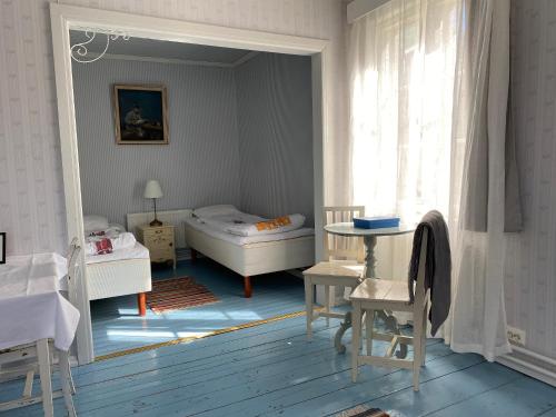 Habitación con dormitorio con cama y ventana en Krepelin Apartments, en Kristinestad