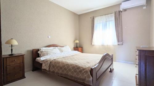 Ένα ή περισσότερα κρεβάτια σε δωμάτιο στο Serene Sea View Apartments in Utjeha