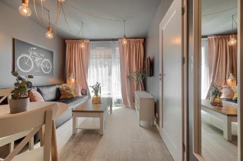 uma sala de estar com um sofá e uma mesa em Apartament 4000 Stare Miasto Apartamenty No. 1 em Szczecin