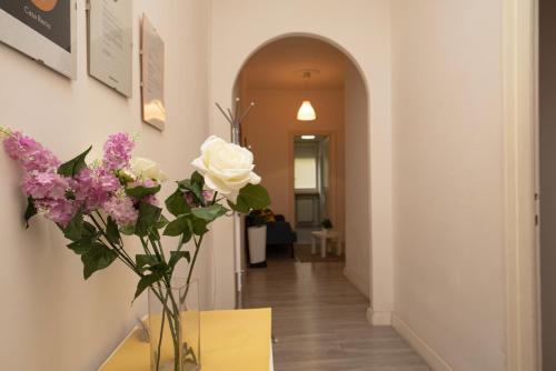 a vase with flowers on a table in a hallway at Casa Remo in Valmontone