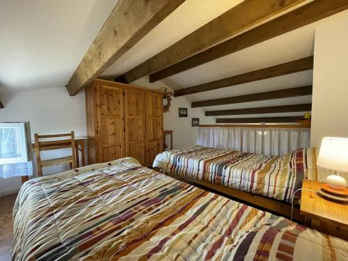 - 2 lits dans une chambre dotée de plafonds en bois dans l'établissement Villa Climatisée 3 Faces, 5-6 Pers, Garage, Proche Plage, Saint-Cyprien - FR-1-106-28, à Saint-Cyprien