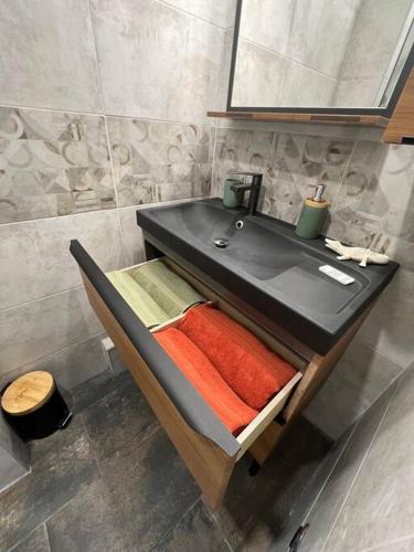 une salle de bain avec un lavabo et un comptoir avec des serviettes dans l'établissement Plein cœur du centre historique de Perigueux ., à Périgueux