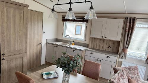 Kitchen o kitchenette sa Luxury Hotub Lodge with Lake View at Tattershall Lakes