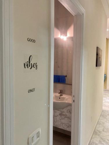 uma casa de banho com um lavatório e uma banheira em sentiti a casa-guest house em Nápoles