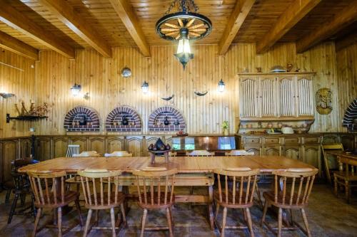Vintage Villa Saguramo tesisinde bir restoran veya yemek mekanı