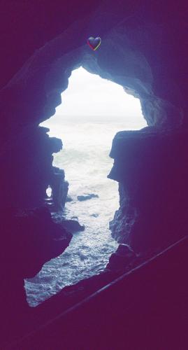 uma vista para o oceano de dentro de uma caverna em الاسكندرية شاطئ النخيل em Alexandria