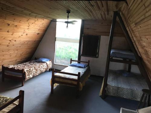 a room with two bunk beds and a window at Chalés Pesqueiro Sitio do Aconchego in Pôrto Feliz