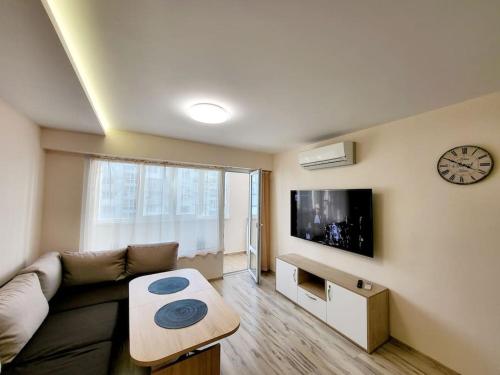 TV a/nebo společenská místnost v ubytování Bright City Apartment Varna