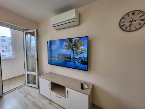 TV a/nebo společenská místnost v ubytování Bright City Apartment Varna