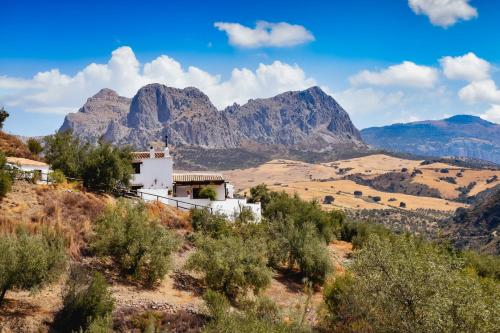 a house on a hill with mountains in the background at Gusta la Vista in Ríogordo