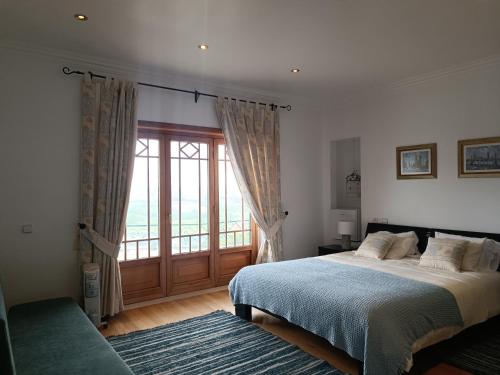 - une chambre avec un lit et une grande fenêtre dans l'établissement Casa Grande, 