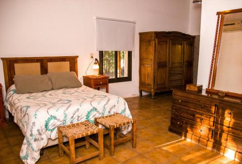 una camera da letto con un letto, un comò e uno specchio di Ñanderoga a Lavalle