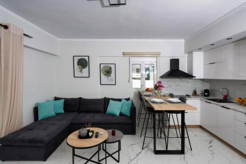 uma sala de estar com um sofá e uma cozinha em Casa di Vila em Rethymno Town