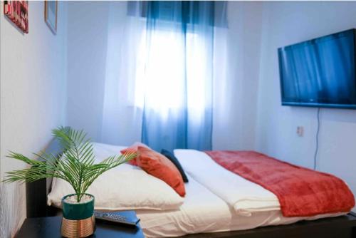 um quarto com uma cama com uma planta sobre uma mesa em Bequem Privatzimmer in einer Wohnung-Gladbeck em Gladbeck