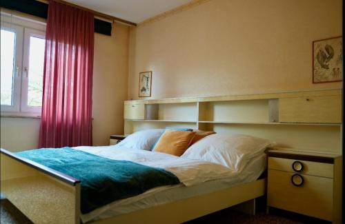 Schlafzimmer mit einem großen Bett, einem Fenster und einem Fenster in der Unterkunft Bequem Privatzimmer in einer Wohnung-Gladbeck in Gladbeck