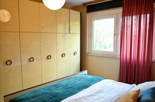 Schlafzimmer mit einem Bett und einem Fenster in der Unterkunft Bequem Privatzimmer in einer Wohnung-Gladbeck in Gladbeck