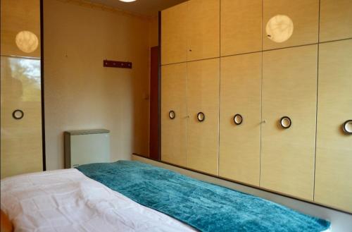 ein Schlafzimmer mit einem Bett und einigen Schränken in der Unterkunft Bequem Privatzimmer in einer Wohnung-Gladbeck in Gladbeck